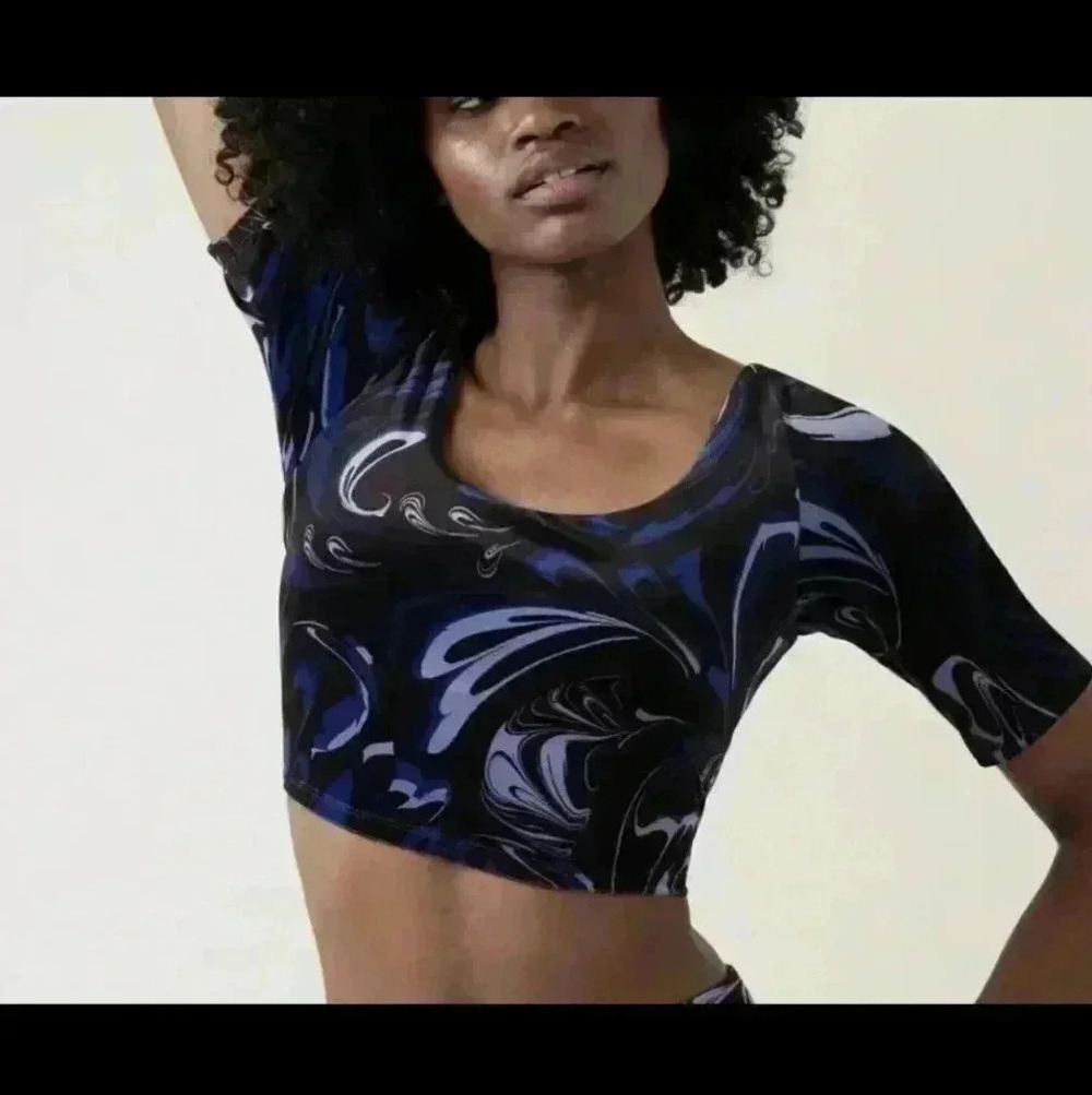 NWT ATHLETA Sport CROP top velvet texture size small support inside the shirt